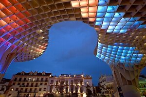 Bunte Beleuchtung an der Holzskulptur Metropol Parasol oder 'las Setas', Plaza de la Encarnación, Sevilla, Andalusien, Spanien