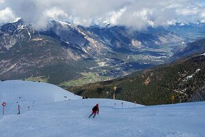 Skipiste im Skigebiet Hochzeiger mit Blick ins Inntal, Pitztal im Winter, Tirol, Österreich