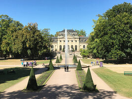 Blick vom Schlosspark aufs Stadtschloss in Fulda, Wasserfontäne, Hessen, Deutschland