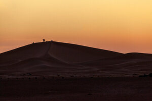 Afrika, Marokko, Zagora, Sahara, Erg Lehoudi, Silhouette von Menschen auf Sanddüne
