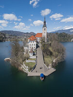 Blick von vorne auf die Marienkirche im Bleder See in Bled, Slowenien, Europa.