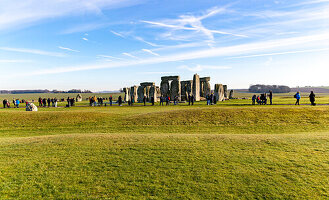 Touristen, Menhire des neolithischen Henge, Stonehenge, Wiltshire, England, Großbritannien