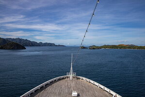 Bug von Kreuzfahrtschiff Vasco da Gama (nicko cruises) und Blick zur Küste, in der Nähe von Coron, Palawan, Philippinen, Südostasien