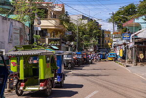 Bunte Dreirad-Rikschas 'Tricycle' auf der Straße, Coron, Palawan, Philippinen, Südostasien
