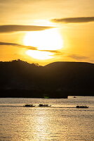 Silhouette von Bangka Auslegerkanus und Küste bei Sonnenuntergang, Coron, Palawan, Philippinen, Südostasien