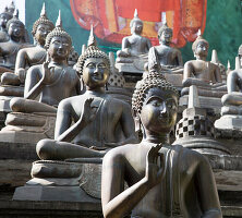 Buddha-Statuen im buddhistischen Tempel Gangaramaya, Colombo, Sri Lanka, Asien