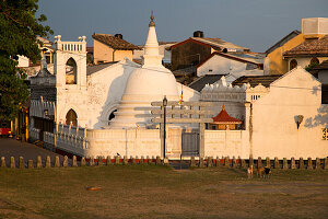 Weiße Stupa eines buddhistischen Tempels in der historischen Stadt Galle, Sri Lanka, Asien