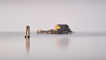 Blick auf Fischerhütte, Holzpfähle in der Lagune von Venedig, Pellestrina, Venetien, Italien, Europa