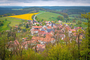 View over the village of Seitenroda at the foot of the Leuchtenburg, Seitenroda, Thuringia, Germany 