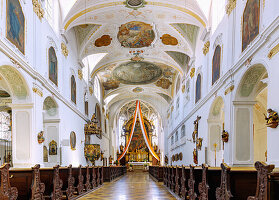 Innenraum der Stadtpfarrkirche St. Emmeram (ehemalige Benediktinerinnenabteikirche Mariä Himmelfahrt) in Geisenfeld  in Oberbayern in Deutschland