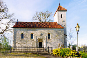 romanische Kirche St. Ulrich in Ainau bei Geisenfeld  in Oberbayern in Deutschland