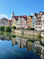 Mittelalterliche Häuserfassade spiegelt sich im Neckar, Tübingen, Baden-Württemberg, Deutschland
