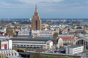 Akademie der Wissenschaften in der Moskauer Vorstadt, Stalinbau, auch Stalins Geburtstagstorte genannt, davor Zentralmarkt, Riga, Lettland