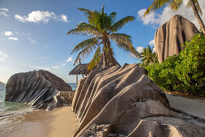  Mighty granite rocks on the dream beach Anse Source d&#39;Argent, La Digue, Seychelles, Indian Ocean, Africa 