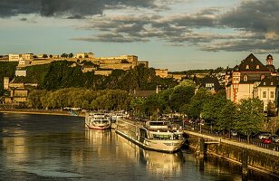Altstadt von Koblenz am Moselufer im Abendlicht, Ausflugsschiffe und Festung Ehrenbreitstein, Oberes Mittelrheintal, Rheinland-Pfalz, Deutschland