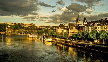 Altstadt von Koblenz am Moselufer im Abendlicht, Moselpromenade und Ausflugsschiffe, im Hintergrund die Festung Ehrenbreitstein, Oberes Mittelrheintal, Rheinland-Pfalz, Deutschland