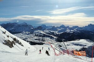 Skifahren über Corvara unter der Sella mit Blick gen Osten, Skigebiet Sellaronda, Alta Badia, Südtirol, Italien