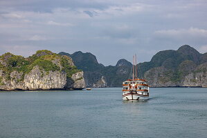  Cruise ship Ginger (Heritage Line) and karst islands, Lan Ha Bay, Haiphong, Vietnam, Asia 