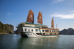 Kreuzfahrtschiff Ylang (Heritage Line) mit vollen Segeln und Karstinseln, Lan Ha Bay, Haiphong, Vietnam, Asien