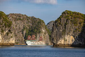  Cruise ship Ylang (Heritage Line) with full sails and karst islands, Lan Ha Bay, Haiphong, Vietnam, Asia 