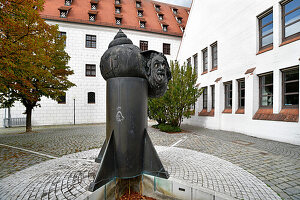 Einstein-Brunnen am Geburtsort von Albert Einstein, Bronze von Jürgen Goertz. Zeughausgasse, Ulm, Deutschland, Europa