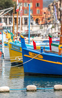 Bunte Boote im Hafen von Nizza, Port Lympia, in Frankreich