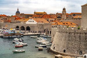 Hafen, Stadtmauer und Altstadt von Dubrovnik, Kroatien, Europa