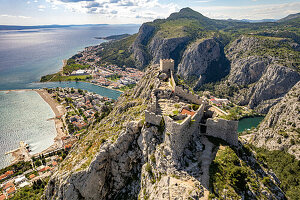 Die Festung Starigrad und Omis aus der Luft gesehen, Kroatien, Europa