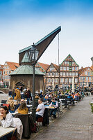 Fachwerkhäuser und Restaurants in der Altstadt, Buxtehude, Altes Land, Niedersachsen, Deutschland