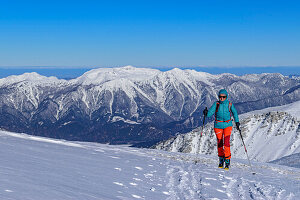 Frau auf Skitour steigt zum Pyhrner Kampl auf, Totes Gebirge, Oberösterreich, Österreich