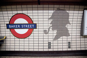 Baker Street U-Bahn Station und Wandmalerei von Sherlock Holmes Museum, London, England, Großbritannien