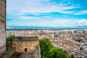 Blick vom Wehrturm der Alcazaba auf Stadt, mit Basilika mit Umfeld, Granada, Provinz Granada, Andalusien, Spanien