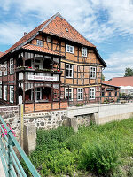  The &quot;Drawehner Torschenke&quot;, Hitzacker&#39;s oldest inn, on the old town island, surrounded by the Jeetzel, Lower Saxony, Germany 