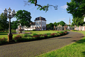 Zufahrt zu Schloss Philippsruhe und Schlosspark in Hanau, Hessen, Deutschland