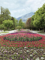 Blumenbeet im Kurpark in Bad Reichenhall, Berchtesgadener Land, Bayern, Deutschland