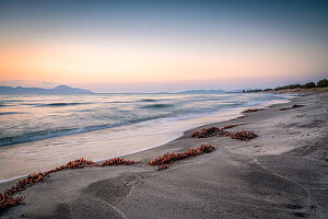 Strand auf der Insel Kos in der Nähe der Stadt Mastichari im Sommer bei Sonnenuntergang, Mastichari, Kos, Griechenland