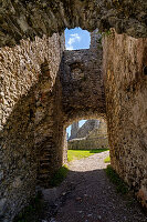 In der Burgruine Hohenfreyberg im Ostallgäu bei Pfronten, Bayern, Deutschland, Europa