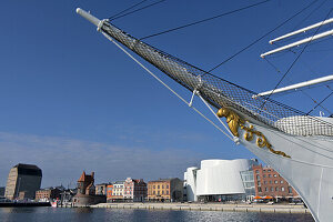 Gorch Fock Segelschiff am Hafen vor modernem Museumsgebäude Ozeaneum, Stralsund, Mecklenburg-Vorpommern, Deutschland