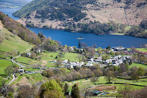  Blick auf den See Ullswater und das Dorf Glenridding, Lake District, Cumbria, England, Großbritannien 