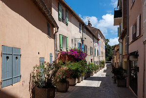  Alley with flowers in Saint Tropez, Provence-Alpes-Côte d&#39;Azur, France 