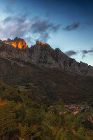 Morgendlicher Blick auf Bergdorf Posada de Valdeón, Picos de Europa, Provinz León, Kastilien-León, Nordspanien, Spanien