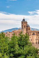 von der Festung Albornoz Blick auf Kathedrale Duomo di Santa Maria Assunta, Herzogspalast Palazzo Ducale, Urbino, Pesaro, Marken, Italien, Europa