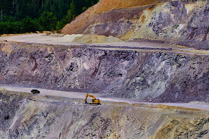 Bagger in der Grube, Eisenerz Tageabbau in Erzberg, Eisenerzer Alpen, Obersteiermark, Steiermark, Österreich