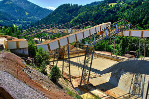 Förderbänder im Eisenerz Tageabbau in Erzberg, Eisenerzer Alpen, Obersteiermark, Steiermark, Österreich