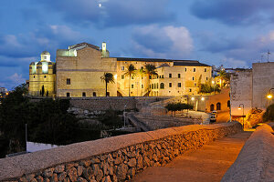 Ehemaliges Kloster Sant Francesc bei Dämmerung, Museum, Mahon (Mao) bei Dämmerung, Insel Menorca, Balearen, Spanien, Europa