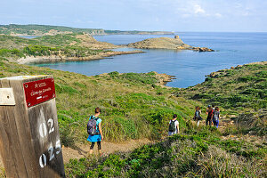 Wanderer auf dem Cami de Cavalls Wanderweg GR 223,  Naturpark s'Albufera des Grau, Nordküste, Insel Menorca, Balearen, Spanien, Europa