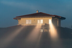 Morgenstimmung mit Nebel und Reflexion der Sonnenstrahlen von den Hausfenstern, Henndorf, Salzburg, Österreich