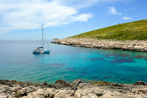 Segelboot ankert in der Bucht Perna, Palmizana, St. Clement Insel, Hölleninseln (Pakleni Inseln), vor der Insel Hvar, Dalmatien, Kroatien, Südosteuropa