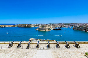 Blick von den Upper Barrakka Gardens, Richtung Fort St Angelo und St.Philipp Church in Valetta, Malta