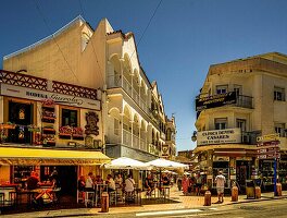 Straßenrestaurant und Shops in der Altstadt, Torremolinos, Provinz Malaga, Costa del Sol, Andalusien, Spanien